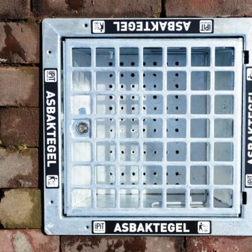 Asbaktegel Junior 30x30cm 21 Asbaktegels. Op de afbeelding ziet u de perforatie voor de afwatering